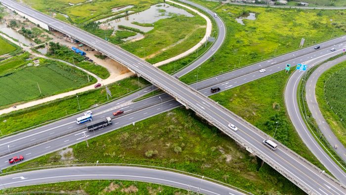 Cần đẩy mạnh tháo bỏ các rào cản để thúc đẩy tăng trưởng. Ảnh: Hoàng Anh.
