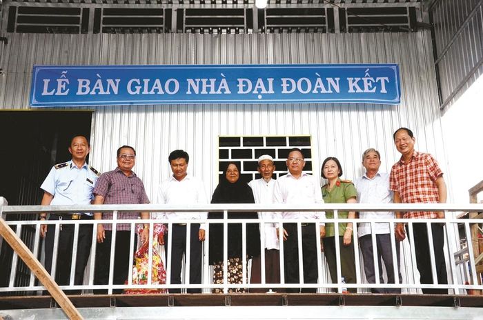 Đảng ủy Khối Cơ quan và Doanh nghiệp tỉnh An Giang vận động cất nhà Đại đoàn kết cho đồng bào Chăm ở xã Nhơn Hội