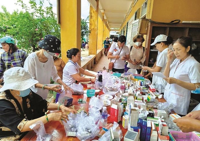 Khám bệnh, cấp phát thuốc miễn phí cho người dân vùng biên giới