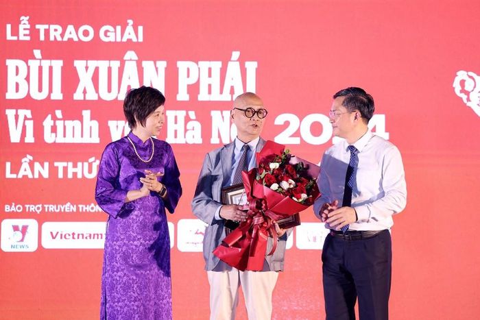 GS Hoàng Đạo Kính (giữa) nhận Giải thưởng Lớn - Vì tình yêu Hà Nội năm 2024