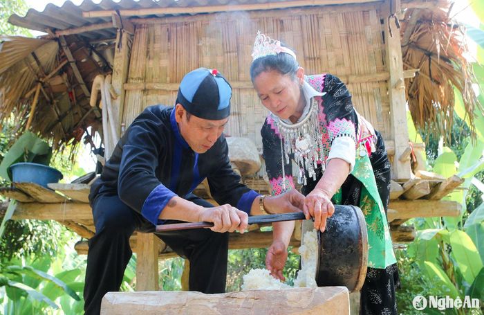 Ông Vừ Xia Vả, ở bản Lưu Thông, xã Lưu Kiền (Tương Dương) cho biết: Khi xôi chín kỹ sẽ cho xôi ra cối để giã, giã bánh ngay khi xôi còn đang nóng. Giã càng kỹ thì bánh càng dẻo, ngon. Giã bánh là công đoạn thoạt nhìn thì có vẻ đơn giản, nhưng lại đòi hỏi sức khỏe và kỹ thuật. Khi giã cần giã nhanh, dứt khoát, có như thế thì xôi sẽ mềm nhuyễn mà không bị dính. Giã càng kỹ thì bánh càng ngon. Bánh dày không chỉ để thờ cúng tổ tiên, trong ngày lễ, tết mà còn là món ăn đãi khách, làm quà cho khách đến thăm nhà trong dịp Tết. Ảnh: Đình Tuân