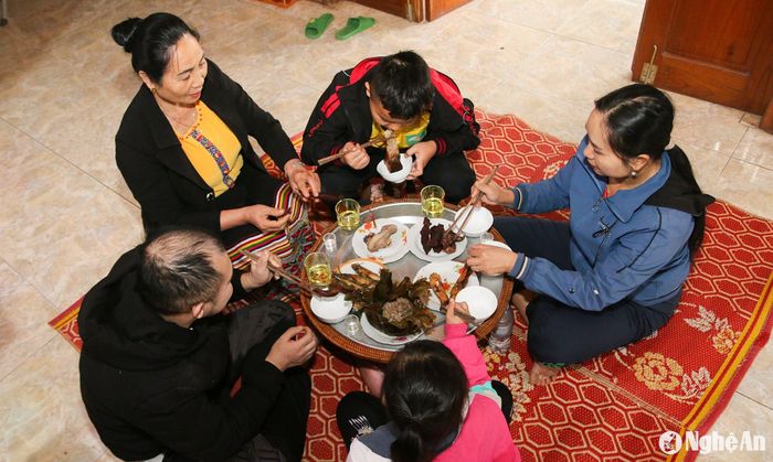 Mọc rêu nên thưởng thức khi còn nóng, hương thơm của lá chuối, sả, nếp, mặc khẻn… hòa quyện vào nhau và bốc lên khiến ai cũng khó cưỡng. Khi ăn ta cảm nhận được vị ngọt nhẹ, mát của rêu và độ dẻo của nếp. Với nhiều hộ gia đình mọc rêu cũng là một món được bày biện trên mâm cỗ để cúng ông bà tổ tiên, thiết đãi khách quý khi đến chơi nhà dịp Tết. Ảnh: Đình Tuân
