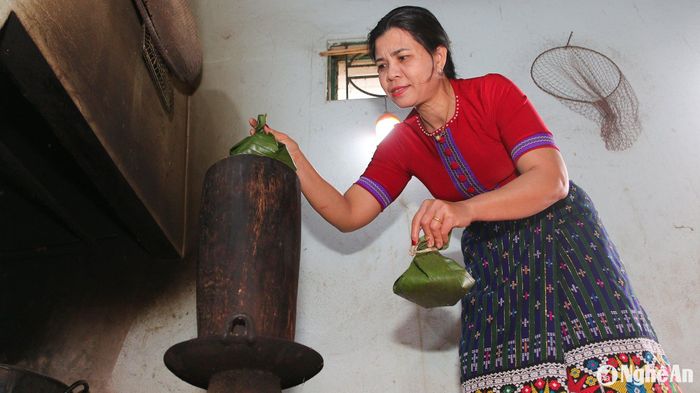 Chị Xên Thị Dần, trú tại bản Phòng, thị trấn Thạch Giám (Tương Dương) chia sẻ: Trộn đều rêu với tấm gạo, ớt cay, mặc khẻn (tiêu rừng), sả và một ít thịt mỡ lợn hoặc tốp mỡ tạo độ bóng cho món ăn. Mỗi gói mọc rêu tôi thường bỏ sả cây ở giữa vừa tạo mùi thơm, vừa tạo sự thoáng khí nóng để mọc chín đều. Sau đó là gói lại bằng lá chuối thành từng gói nhỏ. Công đoạn cuối cùng của món ăn này đó chính là hông cách thủy trên bếp lửa, đến lúc có mùi thơm hấp dẫn tỏa ra là món rêu đã đủ độ chín. Ảnh: Đình Tuân