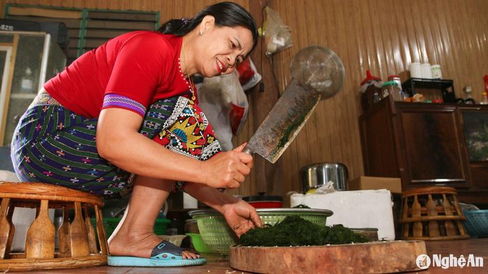 Cùng với bánh dày, món mọc rêu cũng là món ăn được đồng bào Thái (Tương Dương) làm để cúng ông bà tổ tiên hoặc đãi khách quý trong dịp Tết Nguyên đán. Ảnh: Đình Tuân