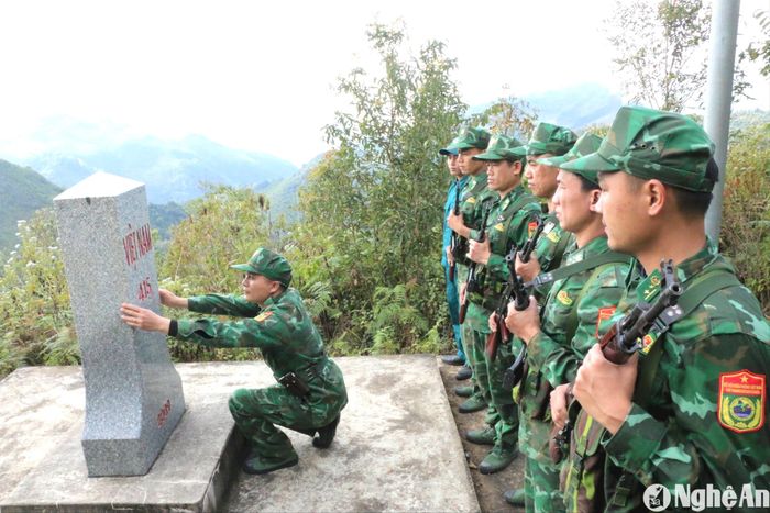 Đồn Biên phòng Mường Ải (BĐBP Nghệ An) tuần tra bảo vệ đường biên cột mốc dịp Tết. Ảnh: Khánh Ly