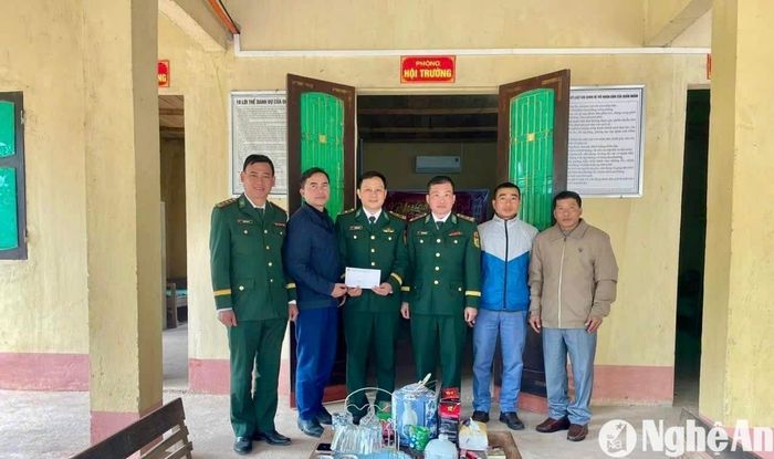 Lãnh đạo xã Keng Đu (Kỳ Sơn) và Chỉ huy Đồn Biên phòng Keng Đu (BĐBP Nghệ An) chúc Tết cán bộ, chiến sĩ Trạm Kiểm soát Biên phòng Keng Đu. Ảnh: Lê Thạch