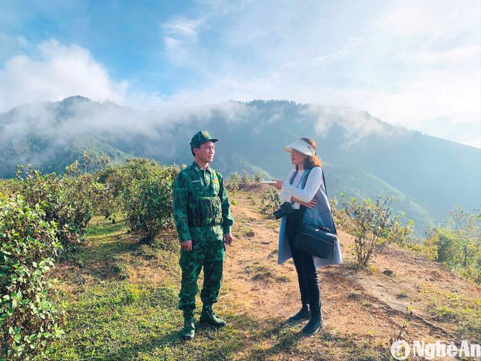 Phóng viên Báo Nghệ An phỏng vấn Đại úy Hồ Ngọc Đàm, quê ở Anh Sơn -Tổ trưởng công tác Ải Khe (Đồn Biên phòng Mường Ải) trên đường tuần tra đường biên, cột mốc. Ảnh: GH