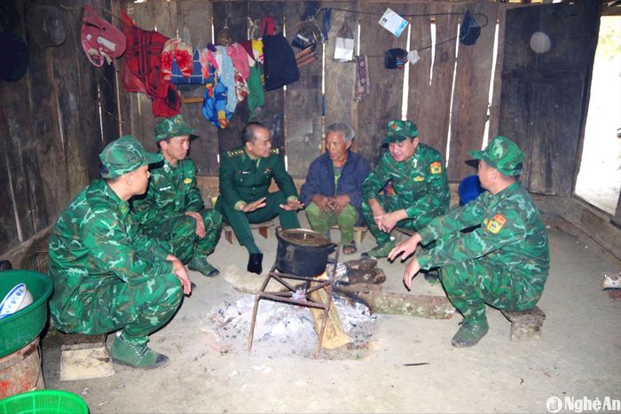 Cán bộ Đồn Biên phòng Mường Ải tuyên truyền người dân chấp hành các chủ trương, chính sách của Đảng, pháp luật Nhà nước. Ảnh: Hải Thượng