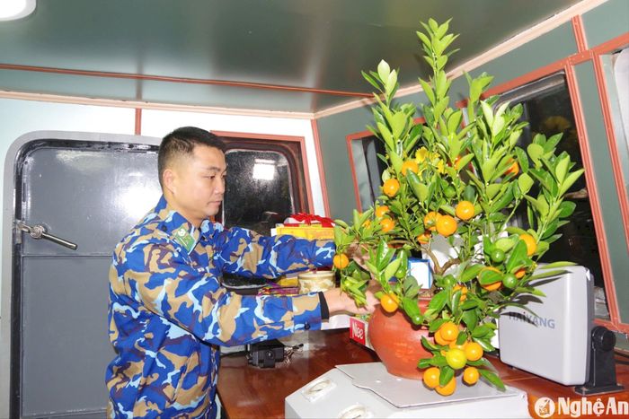 Đại úy Hoàng Văn Hải chuẩn bị soạn sửa hương vị Tết trên tàu tuần tra. Ảnh: Hải Thượng