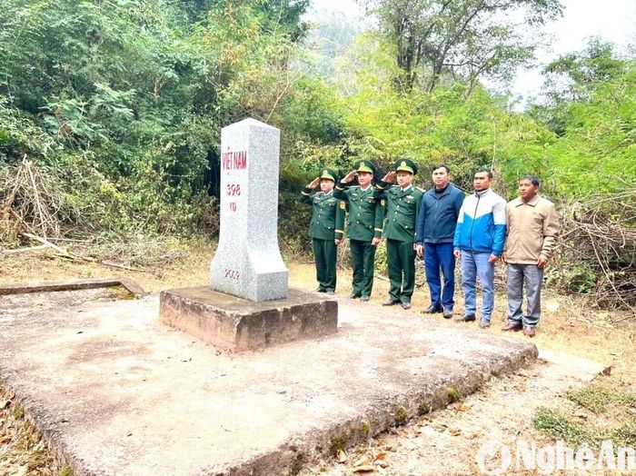 Đồn Biên phòng Keng Đu (BĐBP Nghệ An) và lãnh đạo xã Keng Đu (Kỳ Sơn) thực hiện nghi lễ chào cột mốc chủ quyền biên giới Việt Nam - Lào trong ngày mồng 1 Tết Nguyên đán Ất Tỵ. Ảnh: Lê Thạch