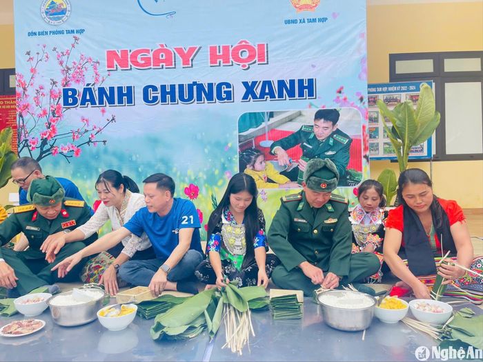 Đồn Biên phòng Tam Hợp (BĐBP Nghệ An) phối hợp với địa phương và các cơ quan, đơn vị gói bánh chưng. Ảnh: Hải Thượng