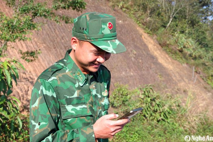 Trung úy Nguyễn Nhật Tuấn (tổ công tác Ải Khe, Đồn Biên phòng Mường Ải) tranh thủ khu vực có sóng gọi điện thăm hỏi gia đình. Ảnh: Hải Thượng