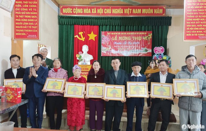Huyện Thanh Chương tổ chức mừng thọ cho hơn 6.000 người cao tuổi nhân dịp đầu Xuân Ất Tỵ. Ảnh: Đình Hào