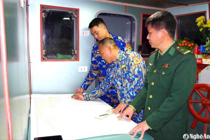 Thiếu tá Trương Văn Bịch - Hải đội trưởng Hải đội 2 chỉ đạo tác nghiệp bản đồ trước khi tàu tuần tra trên biển. Ảnh: Hải Thượng