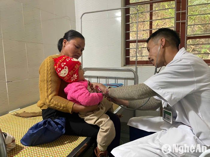 Bác sĩ Và Bá Tùng thăm khám cho một bệnh nhi ở xã Nhôn Mai. Ảnh: Tiến Đông