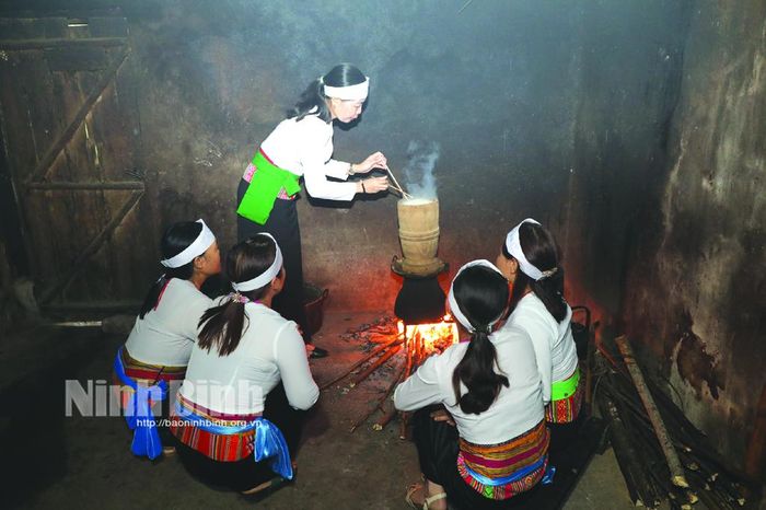 Thổi cơm làm bánh dày-vật phẩm không thể thiếu trong nghi lễ cúng cơm mới.