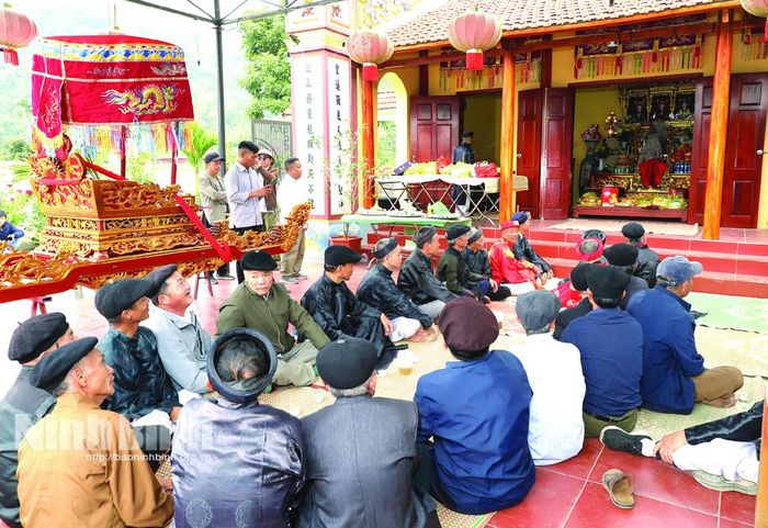Nghi lễ cúng cơm mới tại đình làng.