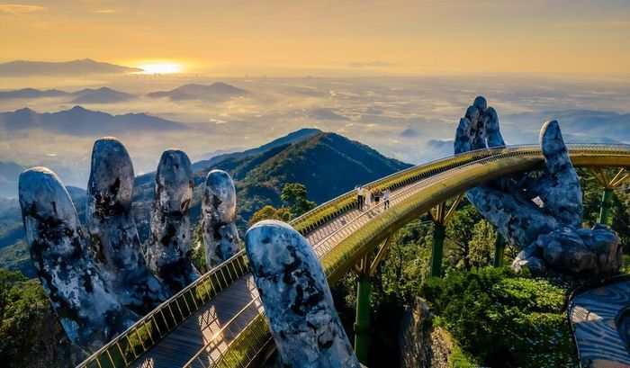 Cầu Vàng (Đà Nẵng) được tạp chí du lịch Travel+Leisure gợi ý là lựa chọn tốt nhất cho khách gia đình trải nghiệm tại Đà Nẵng