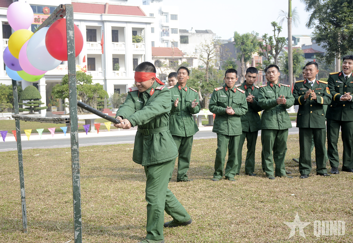 Trò chơi vụt bóng bay. 