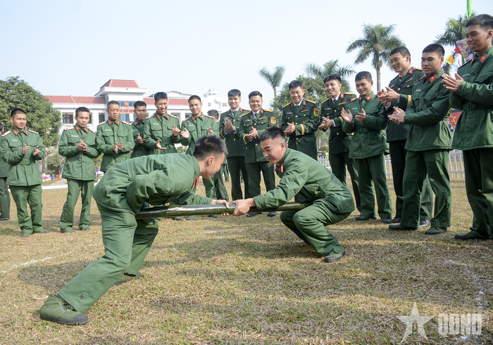 Thi đấu môn đẩy gậy. 