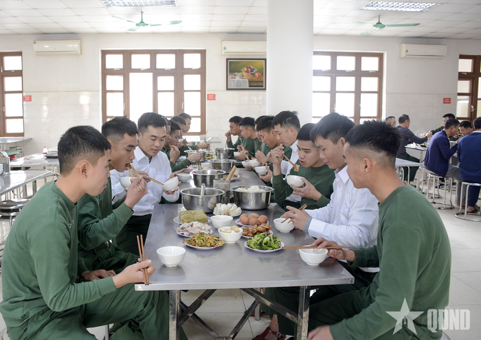 Tết đơn vị cũng như ở nhà. 