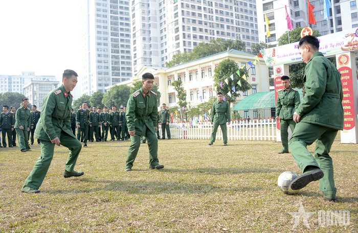 Chiến sĩ chơi trò bóng "ma". 