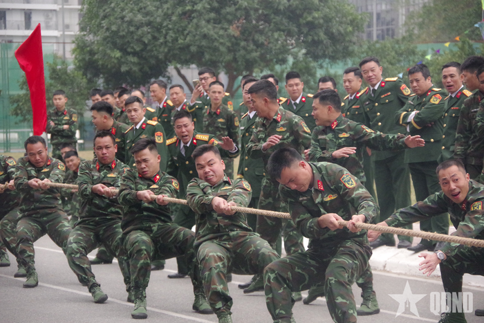 Thi đấu kéo co. 
