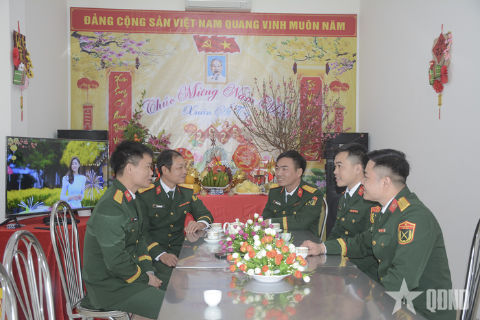 Cán bộ, chiến đấu viên Lữ đoàn thường xuyên trao đổi, nắm bắt tư tưởng bộ đội. 