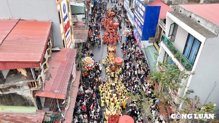 Theo ghi nhận, trong sáng mùng 4 Tết, người dân làng Đồng Kỵ (nay là phường Đồng Kỵ, TP Từ Sơn, tỉnh Bắc Ninh) cùng du khách trong nước kéo về xem lễ hội rước pháo, cầu mong một năm mới dồi dào sức khỏe, may mắn và nhiều tài lộc.