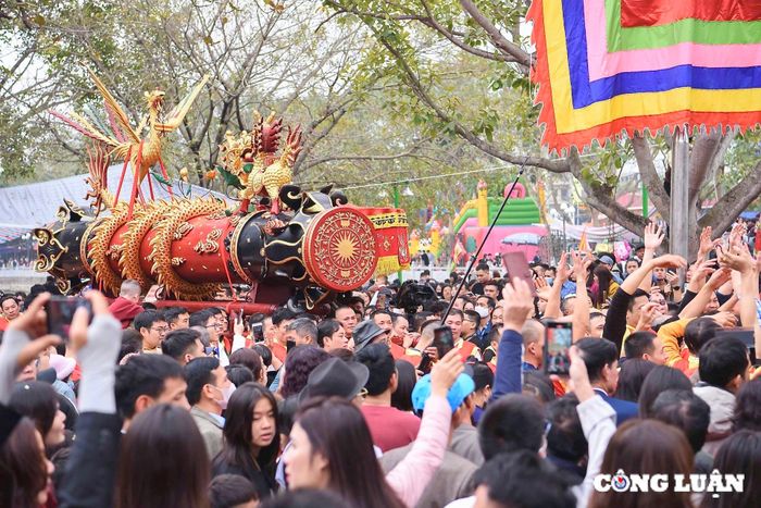 Hai quả pháo khổng lồ được đoàn rước từ nhà truyền thống ra đình làng Đồng Kỵ, TP Từ Sơn, tỉnh Bắc Ninh.