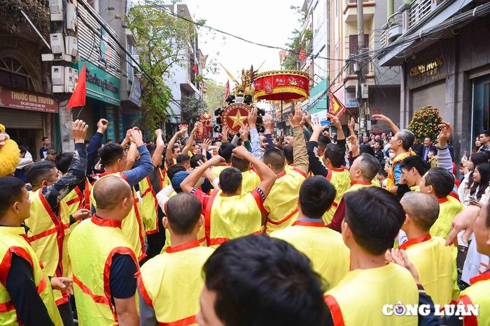 Hai quả pháo trong lễ rước được làm tượng trưng bằng gỗ và sơn son thếp vàng, trong đó pháo Nhất dài 6m, pháo Nhì dài 5,8m, với đường kính hơn 1m.