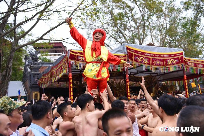 Ban tổ chức làm lễ trước khi tiến hành rước hai quả pháo khổng lồ theo nghi thức truyền thống.