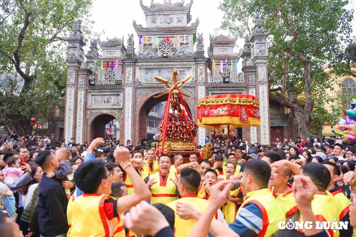 Tâm điểm của lễ hội rước pháo Đồng Kỵ là cặp pháo gỗ khổng lồ, còn được người dân tôn kính gọi là "ông pháo". Mỗi "ông pháo" nặng xấp xỉ một tấn.