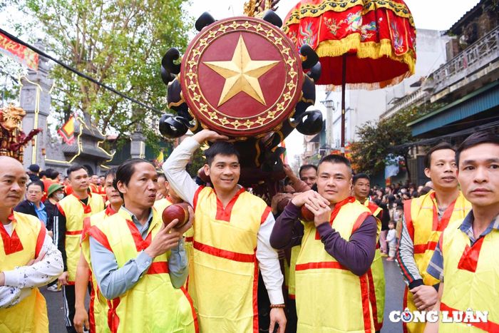 Thân pháo được chạm khắc hình Long-Lân-Quy-Phụng với mong muốn năm mới mưa thuận gió hòa.