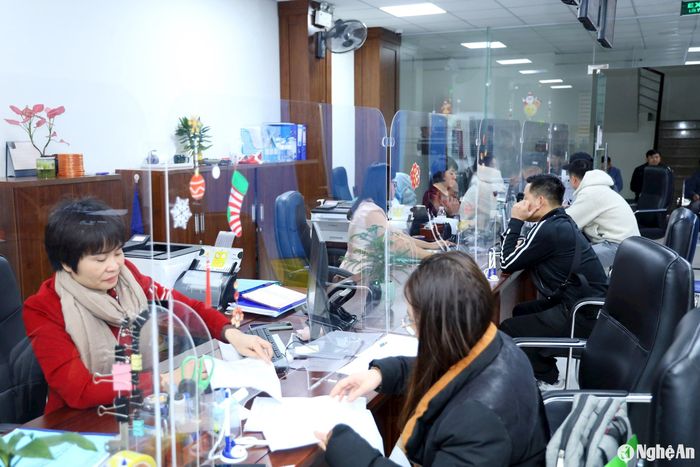 Cán bộ các sở, ngành trực làm thủ tục hành chính cho người dân tại Trung tâm Phục vụ hành chính công tỉnh. Ảnh: Nguyên Nguyên