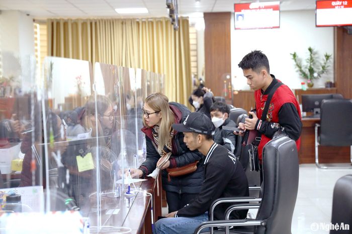 Người dân làm thủ tục hành chính ở Trung tâm Phục vụ hành chính công tỉnh. Ảnh: Nguyên Nguyên