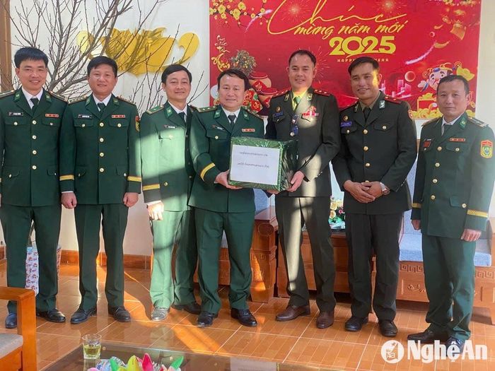 Ngày Tết các đồn Biên phòng còn được đón nhận tình cảm của các đơn vị bảo vệ biên giới nước bạn Lào đến thăm và chúc mừng năm mới. Ảnh: Hải Thượng