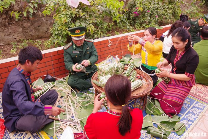 Cán bộ, chiến sĩ Đồn Biên phòng Mỹ Lý tổ chức gói bánh chưng cùng dân bản. Ảnh: Hải Thượng