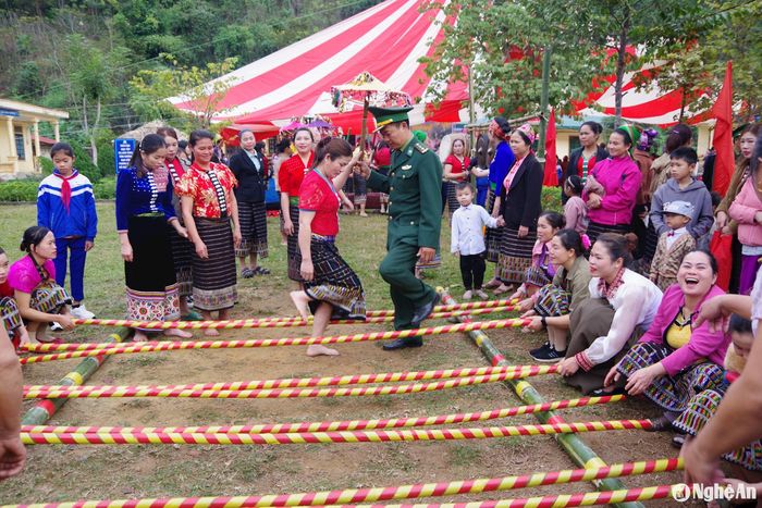 Cùng với thực hiện nhiệm vụ bảo đảm an ninh, Đồn Biên phòng Thông Thụ cử các tổ công tác xuống địa bàn vui Tết cùng bà con dân bản. Ảnh: Hải Thượng