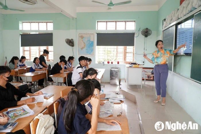 Tiết phụ đạo cho học sinh Trường THPT Nghi Lộc 5. Ảnh tư liệu: Mỹ Hà