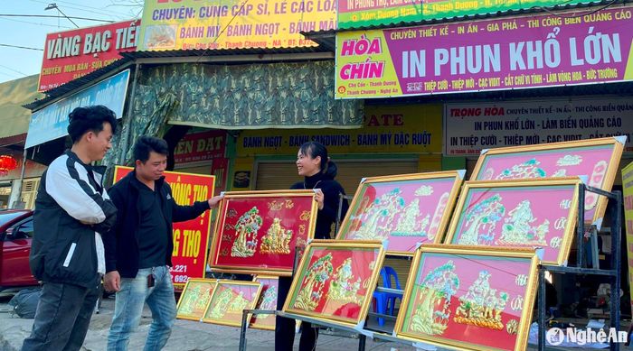 Người dân mua tranh mừng thọ tại huyện Thanh Chương. Ảnh: Q.A