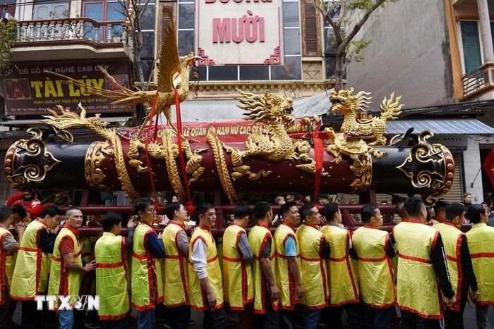 Quả pháo được rước từ nhà truyền thống ra đình làm lễ. (Ảnh: Thanh Thương/TTXVN)