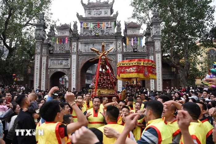 Quả pháo được rước từ nhà truyền thống ra đình làm lễ. (Ảnh: Thanh Thương/TTXVN)