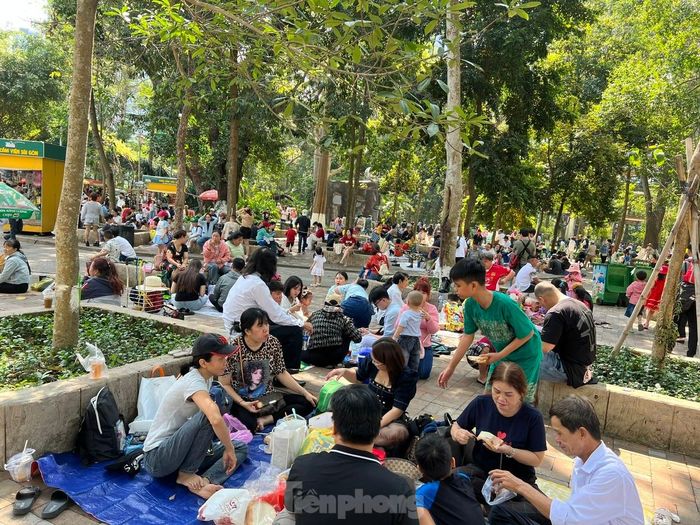 Những vị trí có bóng mát được các gia đình tận dụng làm nơi nghỉ chân, ăn uống. "Đồ ăn thức uống mình tự chuẩn bị ở nhà, đi chơi cả ngày nhưng chi phí chưa tới 100.000 đồng/người" - anh Nguyễn Văn Hải (ngụ tỉnh Bình Dương) cho hay.