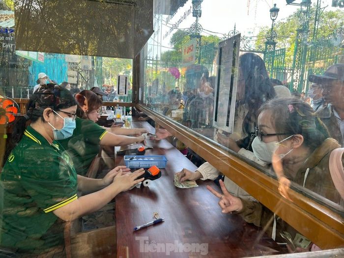 Du khách xếp hàng chờ mua vé vào cổng. "Thảo Cầm Viên rộng rãi, nhiều cây xanh nên mát mẻ, đặc biệt ở đây có nhiều bạn thú được các con rất thích. Vì vậy, vừa từ quê trở lại thành phố, tôi đã đưa cả gia đình vào đây ngay" - chị Nguyễn Thị Hà (quê Bình Định) chia sẻ.