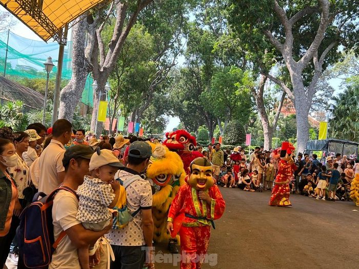 Không chỉ tham quan vườn thú, du khách còn được xem múa lân, xiếc, ca nhạc... trong suốt những ngày Tết.