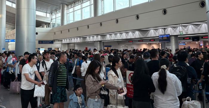 Trước đó, Cảng HKQT Tân Sơn Nhất dự báo trong dịp cao điểm Tết Nguyên đán 2025 (từ ngày 15 tháng Chạp đến hết 15 tháng Giêng năm Ất Tỵ, tức từ ngày 14/1 đến 12/2/2025), sân bay đón hơn 4 triệu khách.