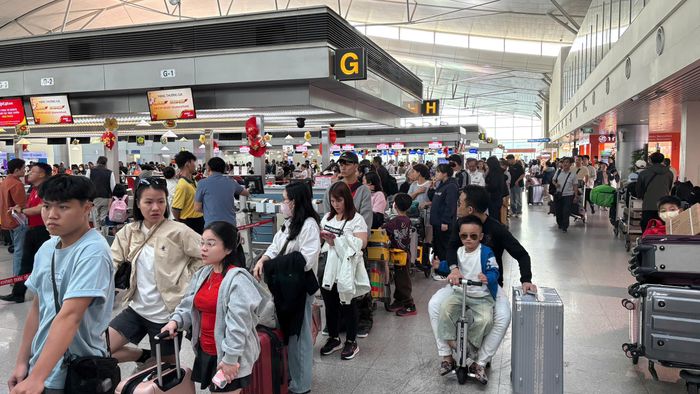 Dự kiến có gần 26.000 hành khách đi tại ga quốc tế trong ngày mùng 5 Tết. 