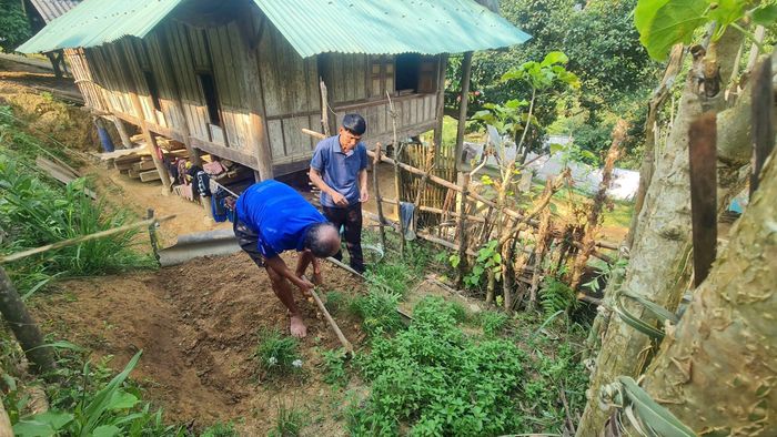 Ông Khăm Văn Xai siêng năng trồng rau, lao động sản xuất. Ảnh: HT