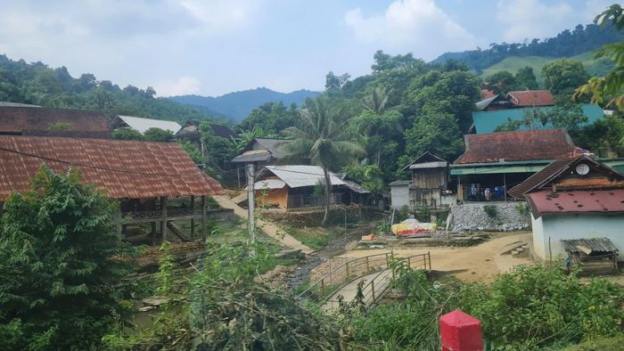Cây cầu do người dân bản Xốp Kha đóng góp tiền và ngày công xây dựng. Ảnh: H.T